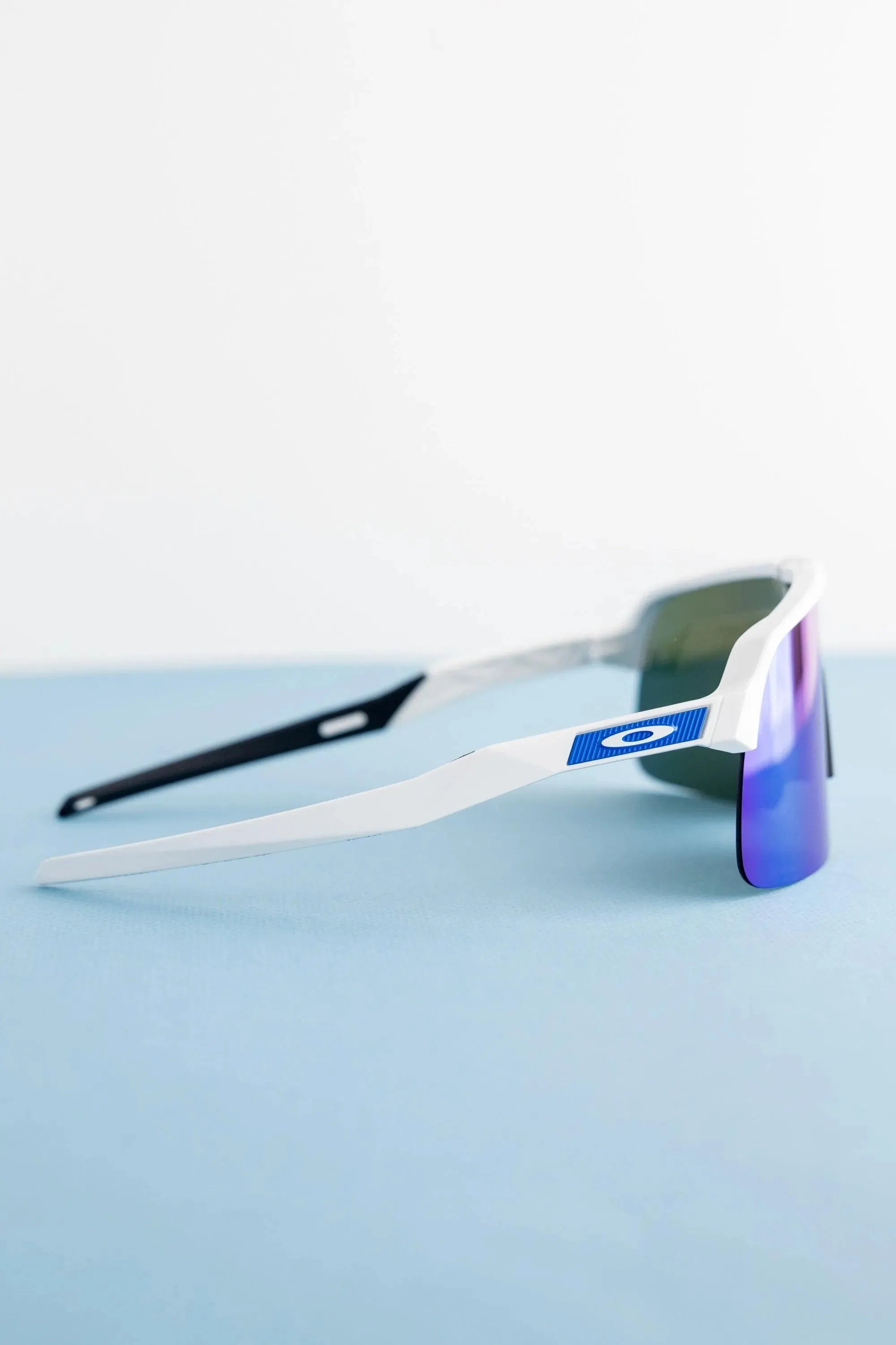 Oakley Sutro Lite Prizm Sapphire Matte White - Opticas Lookout