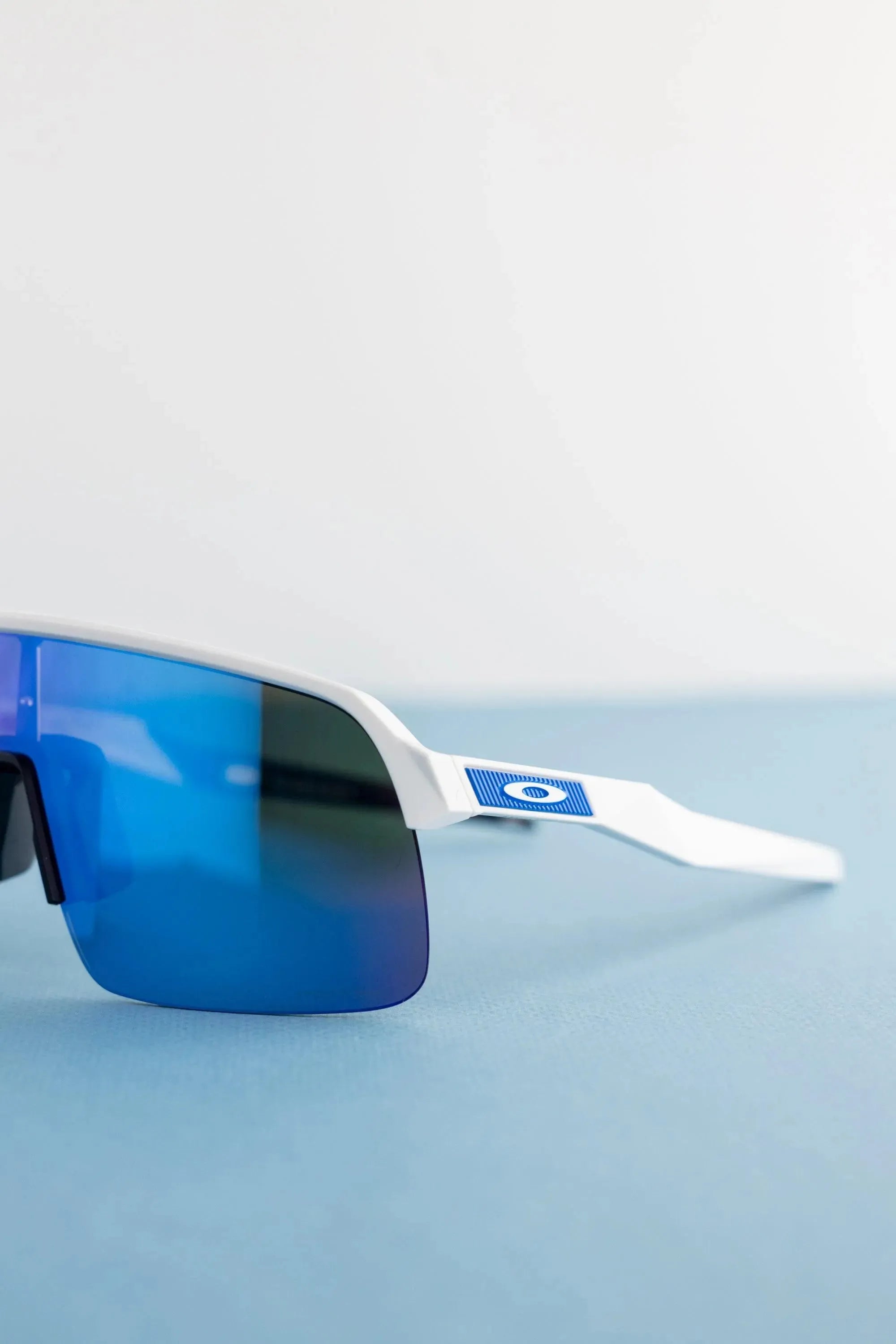 Oakley Sutro Lite Prizm Sapphire Matte White - Opticas Lookout